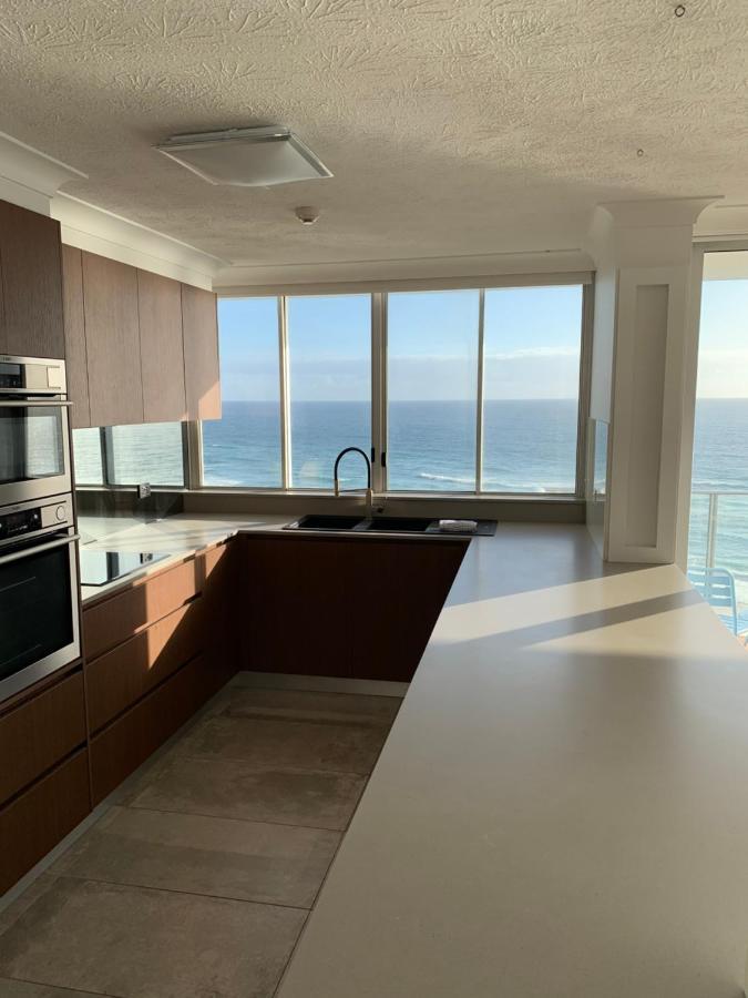Pacific Regis Beachfront Holiday Apartments Gold Coast Dış mekan fotoğraf
