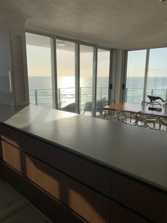 Pacific Regis Beachfront Holiday Apartments Gold Coast Dış mekan fotoğraf